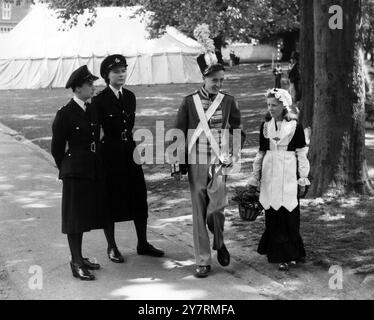 ZWEI JUNGE KÜNSTLER, DIE FÜR DAS ROCHESTER PAGEANTA-Bild vom Dickensian Festival of Britain Pageant in Rochester, Kent, England, ANKOMMEN. Zwei weibliche Polizisten waren auch auf dem Festival anwesend, um alle zu schützen. 19. Juni 1951 Stockfoto