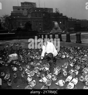 SCHWERGEWICHT HILTON IN LONDONLondon, England, Großbritannien : auf dem Bild füttert man die Tauben am Londoner Trafalgar Square heute Morgen ist der US-Schwergewicht-Boxer Hubert Hilton, hier, um gegen den britischen Henry Cooper am 25. Januar in Olympia zu kämpfen. 20. Januar 1966 Stockfoto