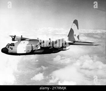 RAF LYNEHAM, WILTSHIRE, ENGLAND: Die erste Staffel des RAF Air Support Command, die das Hercules C Mark 1 Flugzeug mit der Nummer 36 fliegt, wurde nun bei der RAF Lyneham, Wilts, gebildet. Die Einführung der Hercules C-130 - 66 wurde angeordnet - wird die Fähigkeit der taktischen Streitkräfte des Air Support Command erheblich erhöhen. Ein Großteil der Ausrüstung in den amerikanischen Flugzeugen stammt aus britischem Design und Fertigung.25. September 1967 Stockfoto