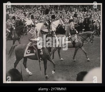 Dukes reiten mit der Königin. - London: Die Königin, reitend Winston, das Polizeipferd, gefolgt vom Herzog von Edinburgh, in der vollen zeremoniellen Uniform eines Feldmarschalls (nächste Kamera), und dem Herzog von Gloucester, reiten in einer Prozession zurück zum Buckingham Palace nach der Zeremonie Trooping the Colour in der Horse Guards Parade, die anlässlich des offiziellen Geburtstages der Königin stattfand. 11. Juni 1953. Planet News. Stockfoto