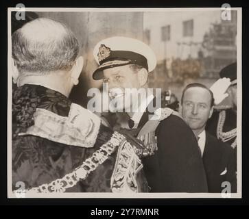 Prinz Philip nimmt zum Mittagessen im Mansion House Teil. - London: Prinz Philip wird vom Oberbürgermeister von London Cullum Welch begrüßt, als der Herzog im Mansion House ankommt, um das traditionelle Mittagessen der City of London für ein Mitglied der Royal Family zu genießen, das von einer Übersee-Tour zurückkehrt. Der Empfang markiert die Rückkehr von Prinz Philip von seiner 35.000 Meilen Weltreise. Im Hintergrund steht Lieutenant-Commander Michael Parker, der kürzlich von seiner Ernennung zum Privatsekretär des Prinzen zurückgetreten ist. Das ist der letzte offizielle Auftritt von Lt. Commander Parker mit Prinz Philip. 26. Februar 1957. Planet N Stockfoto