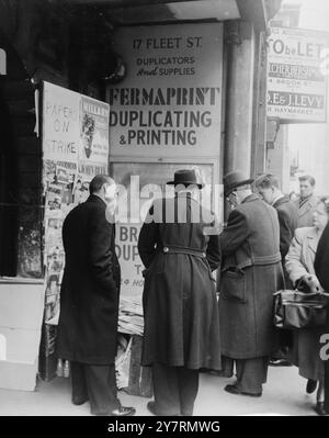 Keine Nachrichten - in der Fleet Street, der Heimat der großen National Newspapers, gibt es nur Zeitschriften und Zeitschriften. Die Hauptstadt war in den letzten drei Tagen ohne die nationalen Tageszeitungen und Londoner Abende aufgrund eines Streits zwischen der Newspaper proprietors' Association und Mitgliedern der Amalgamated Engineering and Electrical Trades Unions in London. Es geht um die Löhne - 28. März 1955 Stockfoto