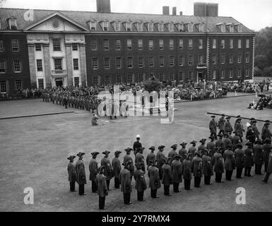 RENTNER ZIEHEN AN DEN CIGSPensioners im Royal Hospital, Chelsea, London vorbei, marschieren an dem Chef des kaiserlichen Generalstabs, Feldmarschall Sir Gerald Templer, während der Gründertagsparade heute (Donnerstag). Die Parade findet am Jahrestag der Geburt des Gründers Karl II. Am 29. Mai 1958 statt Stockfoto