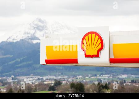 Avry Devant Pont, Schweiz. April 2024. Britisches multinationales Öl- und Gasunternehmen; Tankstelle Shell plc in Avry-devant-Pont, Schweiz. (Foto: Karol Serewis/SOPA Images/SIPA USA) Credit: SIPA USA/Alamy Live News Stockfoto