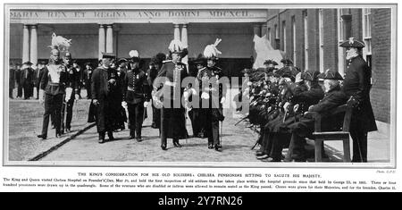 DIE BERÜCKSICHTIGUNG DES KÖNIGS FÜR SEINE ALTEN SOLDATEN: CHELSEA-RENTNER SITZEN, UM SEINE MAJESTÄT ZU GRÜSSEN. Der König und die Königin besuchten das Chelsea Hospital am Gründertag, 29. Mai 1912, und hielten die erste Inspektion alter Soldaten ab, die auf dem Krankenhausgelände seit der Inspektion von Georg III. Im Jahr 1805 stattfand. Drei oder vierhundert Rentner wurden in das Viereck gezogen. Einige der Veteranen, die behindert oder krank waren, durften sitzen, als der König starb. Die Majestäten und der Gründer Karl II. Wurden am 8. Juni 1912 bejubelt Stockfoto