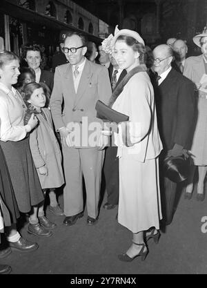 Prinzessin Elizabeth See's Children Off in the Switzerland Prinzessin Elizabeth war heute (Mittwoch) auf der Victoria Station in London, um 50 Kindern Glück zu bieten, die einen Monat Urlaub in Luzern in der Schweiz verbringen wollten. Die Kinder - 25 Jungen und 25 Mädchen - sind alle zwischen 10 und 14 Jahre alt, und alle ihre Ausgaben werden als Geschenk des stadtrates und der Hoteliers von Luzern als Geschenk an Prinzessin Elizabeth zur Geburt von Prinz Charles bezahlt. Die Kinder wurden am 20. April 1949 aus Luftangriffen und Waisen in London, Manchester, Birmingham und Plymouth ausgewählt Stockfoto