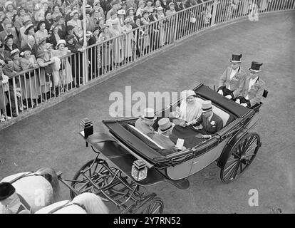 LONE EAGLE gewinnt ASCOT GOLDVASE The King and Queen, zusammen mit anderen Mitgliedern der königlichen Familie fuhren wieder nach Ascot für den zweiten Renntag in der angesagtesten Veranstaltung des Jahres. DAS BILD ZEIGT: Der König und die Königin fahren entlang des Kurses zum königlichen Gehege. 15. Juni 1949 Stockfoto