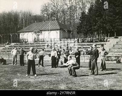 DAS LEBEN IN EINEM DEUTSCHEN INTERNIERUNGSLAGER MIT AMERIKANISCHEN INTERNIERTEN IN DEUTSCHLAND. Diese Bilderserie zeigt Vorfälle im Leben amerikanischer Botschaftsbeamter, Journalisten usw., die in Deutschland interniert wurden, als Amerika in den Krieg eintrat. Nach einer Internierung in den Hotels Bristol, Kaiserhof und Grand in Bad Nauheim wurde ihre Freilassung gesichert und sie kehrten über Lissabon in die Vereinigten Staaten zurück. FOTOSHOWS: Baseball wurde viermal pro Woche erlaubt, nachdem das Wetter warm wurde. Hier ist ein Blick über die Platte, mit Spielern und Menschenmenge im Hintergrund, der Fänger ist George Keean von Stockfoto