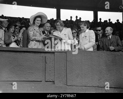 MISS BROUGH, IMMER NOCH CHAMPION, ERHÄLT DEN BECHER VON DUTCHESS. Miss Louise Brough , 26-jährige US-Amerikanerin aus Oklahoma , behielt ihren Titel im Singles, als sie ihre 31-jährige Landsfrau Mrs besiegte . W. du Pont aus Oregon im Finale der Rasen-Tennismeisterschaft in Wimbledon ( London ) . Miss Brough gewann 10-8 1-6 10-8 . Frau . Du Pont gewann den Titel im vorletzten Jahr. DAS BILD ZEIGT: DIE HERZOGIN VON KENT überreicht die Meisterschaft-Trophäe an MISS LOUISE BROUGH nach dem heutigen Finale. Frau . DU PONT befindet sich auf der rechten Seite. Juli 1949 Stockfoto