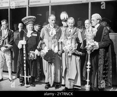 LONDONS NEUER BÜRGERMEISTER. 29.9,53. Die Wahl zum neuen Oberbürgermeister von London fand heute Morgen in der Guildhall statt, Sir Noel Vansittart Bowater wurde gewählt. I.N.P. FOTOSHOWS. Der zurückziehende Lord Mayor, Sir Rupert de la Bere (links), mit seinem Nachfolger außerhalb der Gildenhalle nach der Wahl heute Morgen. Foto von Peter R. Price /International News Photos Stockfoto