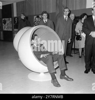 CROSSLAND ERÖFFNET DAS CAMDEN FESTIVAL, 1967.der britische Staatssekretär für Bildung und Wissenschaft, Anthony Crosland, entspannt sich heute am 18. Februar in einem eiförmigen finnischen Stuhl in der Zentralbibliothek, als der Sekretär das Camden Festival 1967 und die Ausstellungen eröffnete. Zu den Ausstellungen gehören „Helsinki – Hauptstadt Finnlands“ und „Bücher aus Finnland“. 18. Februar 1967 Stockfoto