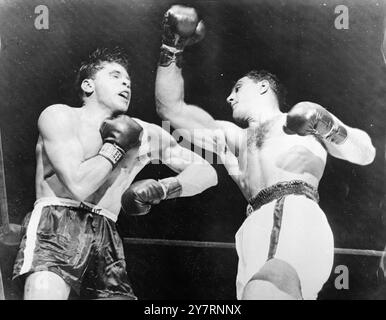 MARCIANO BEHÄLT SICH DEN WELTMEISTER im Schwergewicht 25.9.53, Rocky Marciano, hält seinen Titel, als er gestern Abend in der elften Runde des Kampfes auf dem Polo Grounds in New York, USA, Roland La Starza mit technischem Knockout besiegte. Der 26-jährige La Starza wurde ins Krankenhaus gebracht, nachdem Schiedsrichter Ruby Goldstein den Kampf abgebrochen hatte, weil der Herausforderer, dessen Gesicht von Schnitten an Augen, Nase und Mund bedeckt war, nicht in der Lage war, sich zu verteidigen. Das INP-Foto zeigt, wie Marciano (rechts) den Kampf mit einer Rechten beendet, die nach oben reiste, um La Starza am Kinn zu fangen. Stockfoto