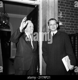 SCHWEDISCHER PREMIER BEI NO 10LONDON: Der britische Premier Harold Wilson hat eine Welle für Zuschauer, als er Premierminister Olaf Palme heute Abend in der Downing Street 10 begrüßt. Der skandinavische Premier kam gestern Abend zu einem dreitägigen offiziellen Besuch in London an. 7. April 1970 Stockfoto