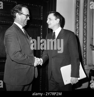 SCHWEDISCHER PREMIER IN LONDON TALKSLONDON: Olaf Palme (rechts), schwedischer Premierminister, heute bei Gesprächen im Auswärtigen Amt in London mit George Thomson, Abgeordneter, Britians Kanzler des Herzogtums Lancaster. Der schwedische Staatschef ist gestern Abend für einen dreitägigen Aufenthalt nach London geflogen, während dessen er seinen britischen Amtskollegen Harold Wilson und den parlamentarischen Oppositionsführer Edward Heath treffen wird. 7. April 1970 Stockfoto