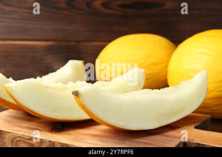 Frische reife Melonen auf Holztisch, Nahaufnahme Stockfoto