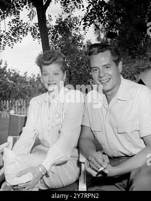 71119: LUCILLE BALL-DESI ARNAZ BEI EINER PRESSEKONFERENZ IN HOLLYWOOD. 129.53.71119. Stockfoto