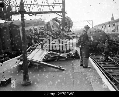 DER ZUG TEILT SICH IN ZWEI TEILE IM LONDONER BAHNHOF - 4,9.53. - Ein Zug, der von der Liverpool Street in London nach Osten fuhr - Anglia teilte sich heute Nachmittag in zwei Teile auf, als er die Station Bethnal Green durchquerte. Einige der Wagen wurden entgleist, aber nur vier Personen wurden verletzt. - Das I.N.P. Foto zeigt Wrackteile von den zertrümmerten Kutschen, die plstform. - Foto von Yoe Waldorf - PJ/7U939 - Internationale Nachrichten Fotos Stockfoto