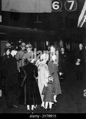 LONDON BEGRÜSST HOMECOMING PRINCESS 17.11.1951Ein grosser Empfang, wie nur London weiß, wie man Prinzessin Elizabeth und den Duke of Edinburgh BEGRÜSST, als sie heute nach ihrer erfolgreichen kanadischen und amerikanischen Tour in der Hauptstadt ankamen. Mitglieder der Königlichen Familie trafen sie an der Euston Station und fuhren durch Menschenmengen gesäumte Straßen zum Buckingham Palace für ein Familientreffen mit dem König. Foto zeigt : " Ihre Mutter ist zurück " die Königin macht einen ermutigenden Klaps für Prinz Charles, während seine Mutter, Prinzessin Elizabeth, ihm einen liebevollen Blick auf die Euston Station gibt. Die Prinzen Stockfoto