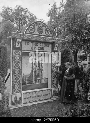 WELL-DRESS ING SAMMELT SPENDEN FÜR ABBEY - 24.8,53. 28 – Ein Team von Männern aus Tideswell, Derbyshire, hat der Westminster Abbey bei der Errichtung eines Well Dressing in Deans Yard geholfen. Gut gekleidet, ein jahrhundertealter religiöser Brauch, ist die Kunst des Bedddangna-Bildes in - Blumen, die in einer halben Zentimeter Schicht Ton befestigt sind, das Leben von - das ist etwa eine Woche. - I.N.P. Foto zeigt 8 Gottesdienste in dem gut gekleideten Gebäude in Deans Yard, Westminster, heute Morgen ist Dr. Adam Fox, Erzdescon der Abtei und Schatzmeister des Berufungsfonds. - Bild von Jack Davies - PJ/70739 - Stockfoto