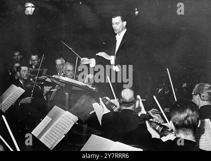 Ein NEUER STRAUSS DIRIGIERT WALZER IN WIEN 6,8.53A der neue Strauss, Eduard - Großneffe des unsterblichen Johann, trat diese Woche erstmals in Wien auf, um ein Konzertorchester zu dirigieren und einen neuen Walzer zu spielen, der von ihm geschrieben wurde. Ein überfülltes Publikum würdigte den Walzer als würdig der Stadt und des Namens ihres Komponisten. Das Foto zeigt Eduard Strauss, der seinen Walzer im Arkadenhof des Wiener Rathauses dirigiert. 6. August 1953 Stockfoto