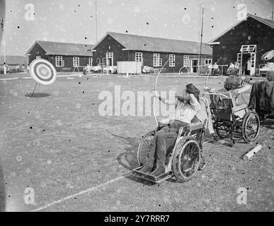 PARAPLEGIKER' OLYMPISCHE SPIELE 7.8.53 (ORIGINALÜBERSCHRIFT)200 Männer und Frauen aus fast einem Dutzend Ländern nehmen an einem zweitägigen Sporttreffen Teil, das heute in Stoke Mandeville eröffnet wurde. Sie alle sind Querschnittslähmungen - Opfer von Wirbelsäulenlähmungen - und einige der Spiele werden nach geänderten Regeln gespielt. Foto zeigt Frauen aus dem britischen Archery Team, die heute während der Spiele fotografiert wurden. August 1953 Stockfoto