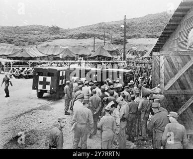 KOREANISCHER KRIEG - GEFANGENE UND VERWUNDETE KEHRTEN INS FREIHEITSDORF ZURÜCK - 53/08/11 Stockfoto