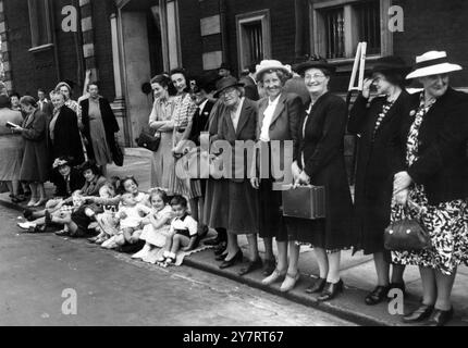ANGELA UND PETER HEIRATETEN IN DER KIRCHE SCHOTTLANDS MANSE 12-8-49 die Hochzeit fand heute in der Kapelle der Church of Scotland Manse of St. Columba's in Lennox Gardens, Chelsea, zwischen Miss Angela Lansbury, Enkelin des verstorbenen Mr. George Lansbury, M.P., und Peter Shaw, dem in Irland geborenen Schauspieler, statt. Miss Lansbury, die in Filmen in Hollywood spielte, reiste 6.000 Meilen in der Hoffnung, in der Bow Church in London zu heiraten, aber das wurde für unmöglich befunden. Die Zeremonie wurde von Dr. R.F.V. Scott durchgeführt. FOTOSHOWS: Die Kinder in der großen Menschenmenge, die sich versammelte, um die Ankunft für die Zeremonie zu beobachten Stockfoto