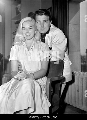 London : Diana Dors , britische Filmschauspielerin , und ihr kürzlich verheirateter Ehemann Dickie Dawson halten sich nahe, während sie heute Nachmittag bei einem Empfang im ATV Television House fotografiert werden. Dickie und Diana werden ihre eigene Show " The Diana Dors Show " in der dieswöchigen " Saturday Spectacular " haben. Shirley Jones und Jack Cassidy werden am 5. Mai 1959 die Gaststars sein Stockfoto