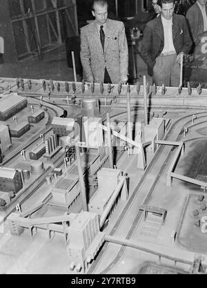 DEUTSCHLAND ZEIGT IHRE FORTSCHRITTE 22.7,53. Am 18. Juli wurde in Düsseldorf eine Ausstellung eröffnet, die die Fortschritte in Industrie, Landwirtschaft und Bauwesen in Westdeutschland zeigt. Er bleibt bis zum 16. August geöffnet. Das Foto zeigt Ein Modell eines Industriewerks in der Ausstellung. 22. Juli 1953 Stockfoto