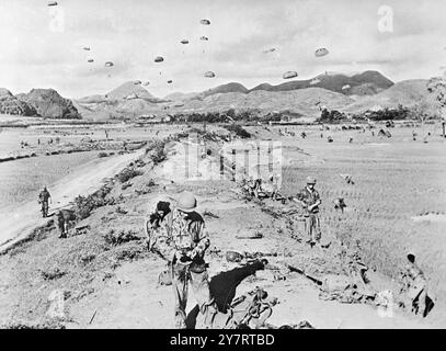 ERSTE BILDER DES FRANZÖSISCHEN FALLSCHIRMJÄGERANGRIFFS AUF LANGSON 22-7-53 Fallschirmjäger der französischen Union haben letzten Freitag die Basis von Vietnam in Langson überfallen, nur wenige Kilometer von der chinesischen Grenze entfernt. General Rene Cogny, der Befehlshaber der Streitkräfte in Nordindochina, sagte später, dass der Angriff den Viet-Minh-Plänen für eine frühe Offensive einen vernichtenden Schlag gegeben habe. Das Foto zeigt die Landung aus der Luft. Truppen landeten von Marineeinheiten, die mit den Luftstreitkräften verbunden waren, nachdem ihre Mission abgeschlossen war und ein Rückzug fast ohne Verlust erfolgte. 22. Juli 1953 Stockfoto
