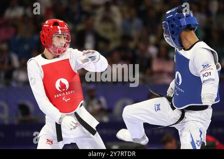 Asaf YASUR von Israel (blau) gegen XIAO Xiang Wen aus Chinesisch Taipeh (rot) im Para Taekwondo - Men K44 - 58 kg Halbfinale Contest im Grand Palais, Paris, bei den Paralympischen Spielen 2024. Stockfoto