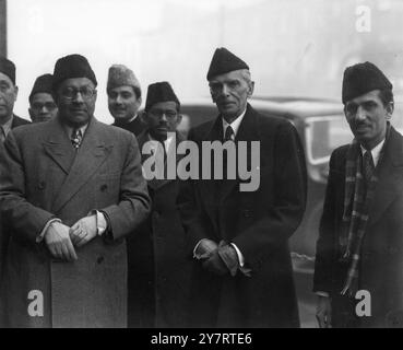 Herr Jinnah, Präsident der All-India Moslem League , der in diesem Land an Gesprächen mit den indischen Führern , dem Kabinett und Lord Wavell teilgenommen hat, ging in die East London Mosque in Commercial Road , wo er in Juma-Gebeten teilnahm, Moslems aus ganz England und Schottland waren anwesend, um Herrn Jinnah zu begegnen, und über 1.000 von ihnen schlossen sich den heutigen Gebeten an. Foto zeigt: Herr Jinnah (Mitte) bei seiner Ankunft in der East London Moschee. Negativ PAN3780-1; Vintage 10 x 8 Zoll Druckdruck; Vintage Kontaktdruck ca. 120 mm x 100 mm (mit Beschnittmarken). 13 Dece Stockfoto