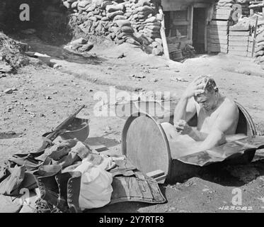 BAD-DAY IN KOREAPrivate Hans W Hirsch aus New York City, jetzt mit einer Anti-Flugzeug-Artillerie-Einheit in Korea, genießt ein Bad an der Front in seiner improvisierten Öltrommelbadewanne. Juli 1953 Stockfoto