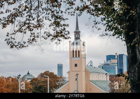 Der Turm der Johanniskirche hinterlässt im Herbst in Tallinn, Estland Stockfoto