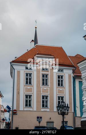 Gebäude mit Kirchturm und orthodoxem Kreuz dahinter, Tallinn, Estland Stockfoto