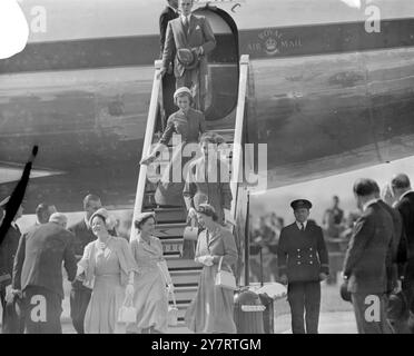 KÖNIGIN MUTTER & PRINZESSIN HAUS 17.7,53. Königin Elizabeth, die Königin Mutter und Prinzessin Margaret sind heute Morgen von ihrem Besuch in Afrika am Flughafen London angekommen. Die Prinzessin, die unter einer Erkältung litt, hustete, als sie das Flugzeug verließ. Foto zeigt Ihre Majestät die Königin (rechts) begrüßt die Königin Mutter und Prinzessin auf dem Flugplatz. 17. Juli 1953 Stockfoto