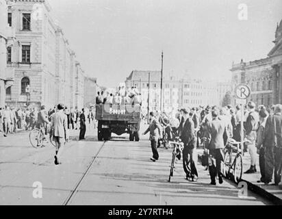 FRIST BILDER AUS DER DDR VOM 17. JUNI 7,53 UNRUHEN. Die ersten Bilder, die in Ostdeutschland von den Unruhen vom 17. Juni aufgenommen wurden, wurden gerade nach Westen geschmuggelt. Das Foto zeigt, wie Deutsche Steine werfen und heulen, während Lastkraftwagen mit russischen Truppen auf den Leipziger Hauptplatz fahren. 17. Juli 1953 Stockfoto