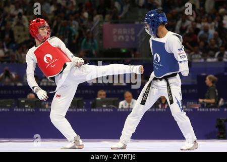 Asaf YASUR von Israel (blau) gegen XIAO Xiang Wen aus Chinesisch Taipeh (rot) im Para Taekwondo - Men K44 - 58 kg Halbfinale Contest im Grand Palais, Paris, bei den Paralympischen Spielen 2024. Stockfoto