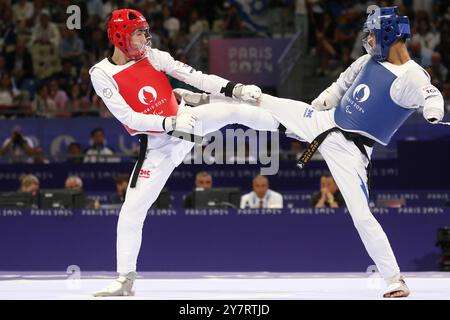 Asaf YASUR von Israel (blau) gegen XIAO Xiang Wen aus Chinesisch Taipeh (rot) im Para Taekwondo - Men K44 - 58 kg Halbfinale Contest im Grand Palais, Paris, bei den Paralympischen Spielen 2024. Stockfoto