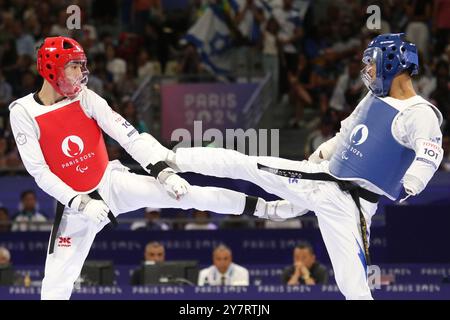 Asaf YASUR von Israel (blau) gegen XIAO Xiang Wen aus Chinesisch Taipeh (rot) im Para Taekwondo - Men K44 - 58 kg Halbfinale Contest im Grand Palais, Paris, bei den Paralympischen Spielen 2024. Stockfoto