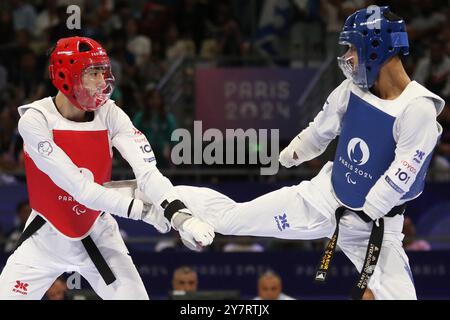 Asaf YASUR von Israel (blau) gegen XIAO Xiang Wen aus Chinesisch Taipeh (rot) im Para Taekwondo - Men K44 - 58 kg Halbfinale Contest im Grand Palais, Paris, bei den Paralympischen Spielen 2024. Stockfoto