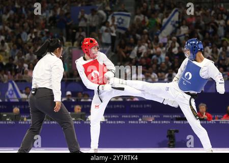 Asaf YASUR von Israel (blau) gegen XIAO Xiang Wen aus Chinesisch Taipeh (rot) im Para Taekwondo - Men K44 - 58 kg Halbfinale Contest im Grand Palais, Paris, bei den Paralympischen Spielen 2024. Stockfoto