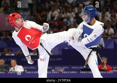 Asaf YASUR von Israel (blau) gegen XIAO Xiang Wen aus Chinesisch Taipeh (rot) im Para Taekwondo - Men K44 - 58 kg Halbfinale Contest im Grand Palais, Paris, bei den Paralympischen Spielen 2024. Stockfoto