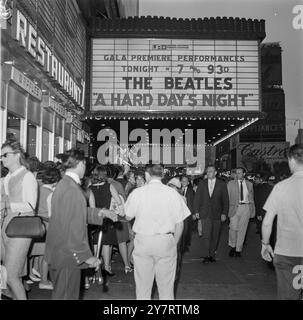 BEATLE-FANS TREFFEN SICH VOR DEM ASTOR THEATRE AM BROADWAY UND DER 45TH STREET UND WARTEN DARAUF, DASS SICH DIE TÜREN ÖFFNEN, UM DEN ERSTEN FILM DER BEATLES ZU SEHEN, A HARD DAY'S NIGHT - NEW YORK, USA - 11. AUGUST 1964 Stockfoto