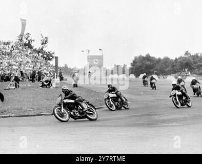 MOTORRADRENNEN IN DEUTSCHLAND 15.7.1953En internationale Feldarbeit nahm am Sonntag am Noris-Ring in Nürnberg Teil. Das Foto zeigt Stanley Dibben aus England, der das Feld bei der c.c.-Veranstaltung 500, die von Ray AMM aus Rhodesien gewonnen wurde, an einer Ecke anführte. 15. Juli 1953 Stockfoto