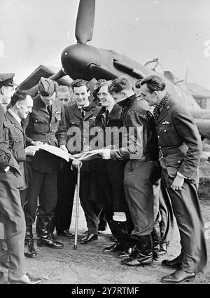 PETER TOWNSEND - AIR ACE 16.7.53Group Captain Peter Townsend, dessen Entsendung als Flugbegleiter der britischen Botschaft nach Brüssel zu Gerüchten über eine Romanze mit Prinzessin Margaret geführt hat, hat eine bemerkenswerte Kriegsbilanz. Fotoshow in der R.A.F. Station Church Fenton im Oktober 1940, der damalige Squadron Leader P. W. Townsend, D.F.C. & Bar, mit Piloten seines Geschwaders. (Haltestab, Mitte.) 16. Juli 1953 Stockfoto