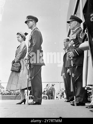 DIE KÖNIGIN BEWERTET DAS R.A.F. 15.7,53. Ihre Majestät die Königin, begleitet vom Herzog von Edinburgh, hat heute die Royal Air Force in Odiham, Hampshire, überprüft. Das Foto zeigt die Königin und den Herzog von Edinburgh auf dem grußtag, der auf den vergangenen marsch wartet, während Be the Krönungsbericht der RAF heute. 15. Juli 1953 Stockfoto