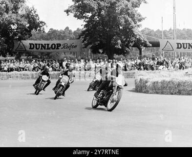 MOTORRADRENNEN IN DEUTSCHLAND 15.7.1953En internationale Feldarbeit nahm am Sonntag am Noris-Ring in Nürnberg Teil. Foto-Shows, die eine Kurve mit Geschwindigkeit nehmen, sind, von links nach rechts, 119 Wittis, Australien; 128 Montanari, Italien; 104 Wood, England; 106 Wheeler, England. 15. Juli 1953 Stockfoto