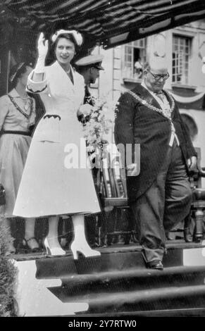 ROYAL TOUR OF SOUTH WALES 9.7.53 das Foto zeigt Ein bezauberndes Bild von Ihrer Majestät der Königin, begleitet vom Lord Mayor of Cardiff, dem Councillor James Patrick Collins, den die Königin gerade zum Ritter geschlagen hatte, und verließ das Cardiff City Hall, Wales, Vereinigtes Königreich. 9. Juli 1953 Stockfoto