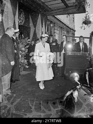 DIE KÖNIGIN IN WALES 09.07.53 die Königin und der Herzog von Edinburgh kamen heute Morgen zu ihrem zweitägigen Krönungsbesuch in Wales an. Das Foto zeigt die Königin nach der Ankunft mit dem Zug nach Newport, Wales, Großbritannien. 9. Juli 1953 Stockfoto